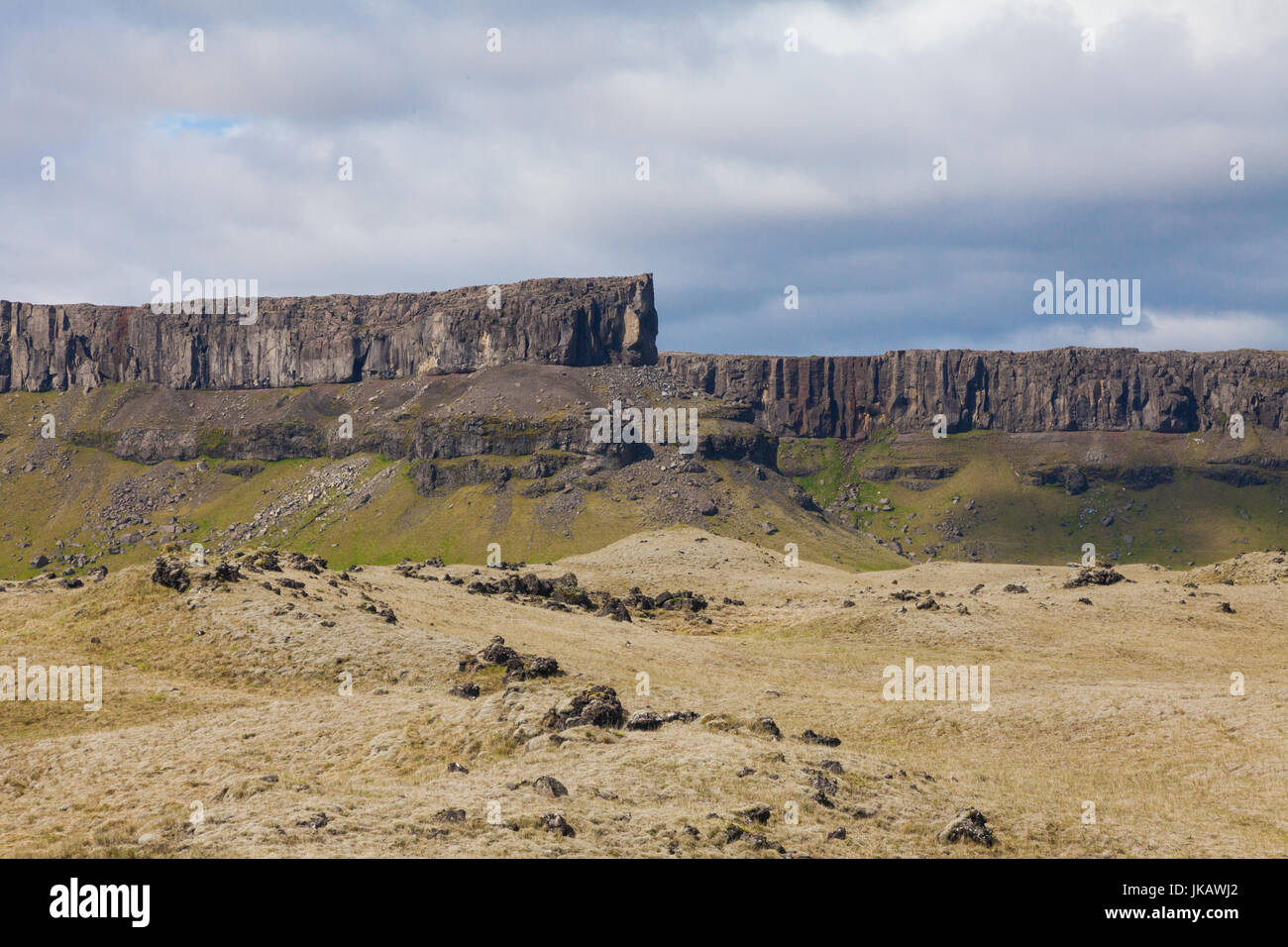 Uno strato dello spessore di un flusso di lava sulla parte superiore del terreno esistenti in Islanda Foto Stock
