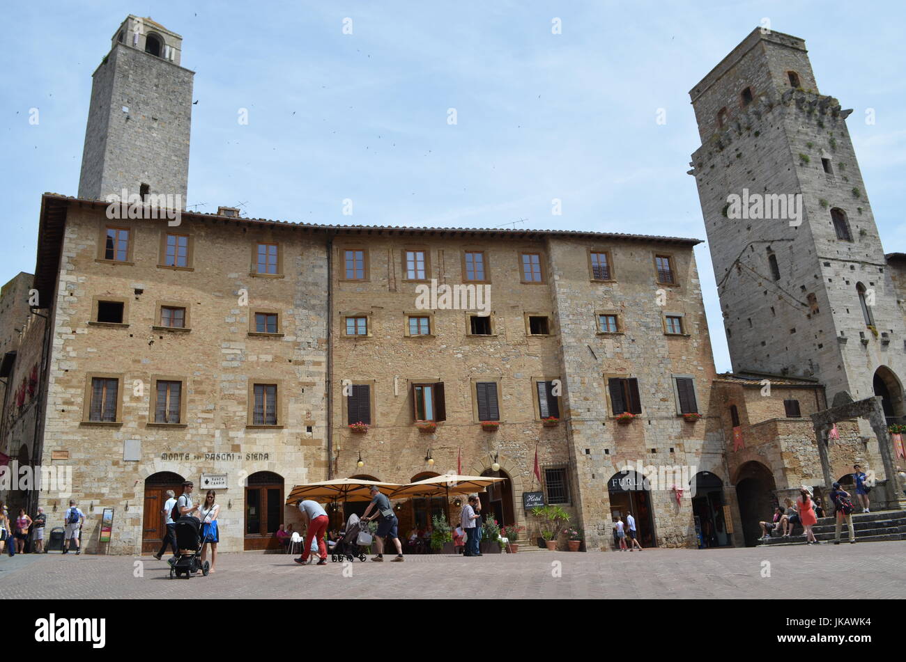 San Gimignano, Toscana, Italia, Piazza della Cisterna,centro storico,IVthC., borgo etrusco. Torri quadrate di cui vi erano 13. Foto Stock