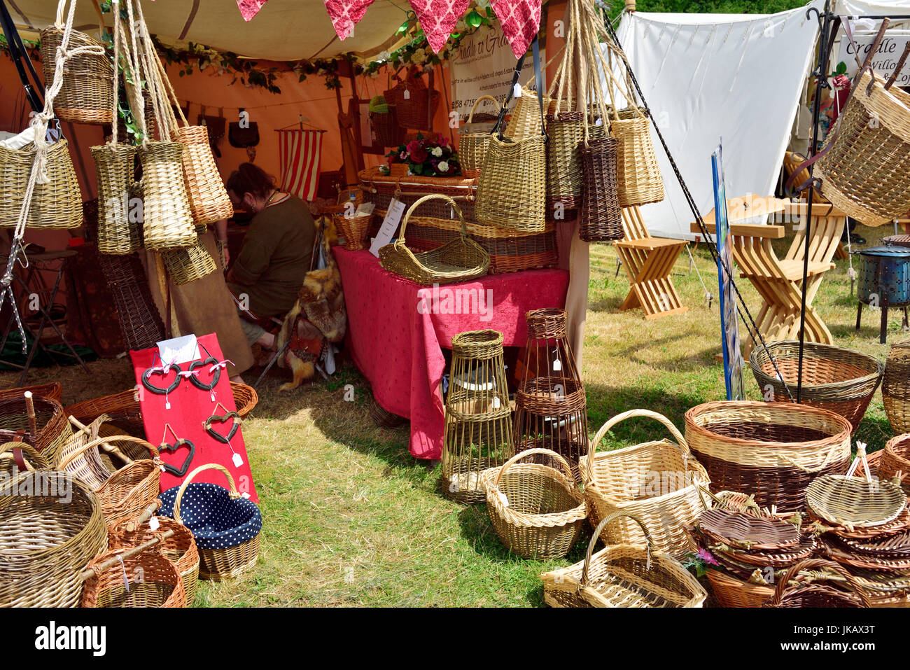 Pressione di stallo di artigianato tradizionale di vendita willow tessuto cesti a Tewkesbury Festival medievale Foto Stock