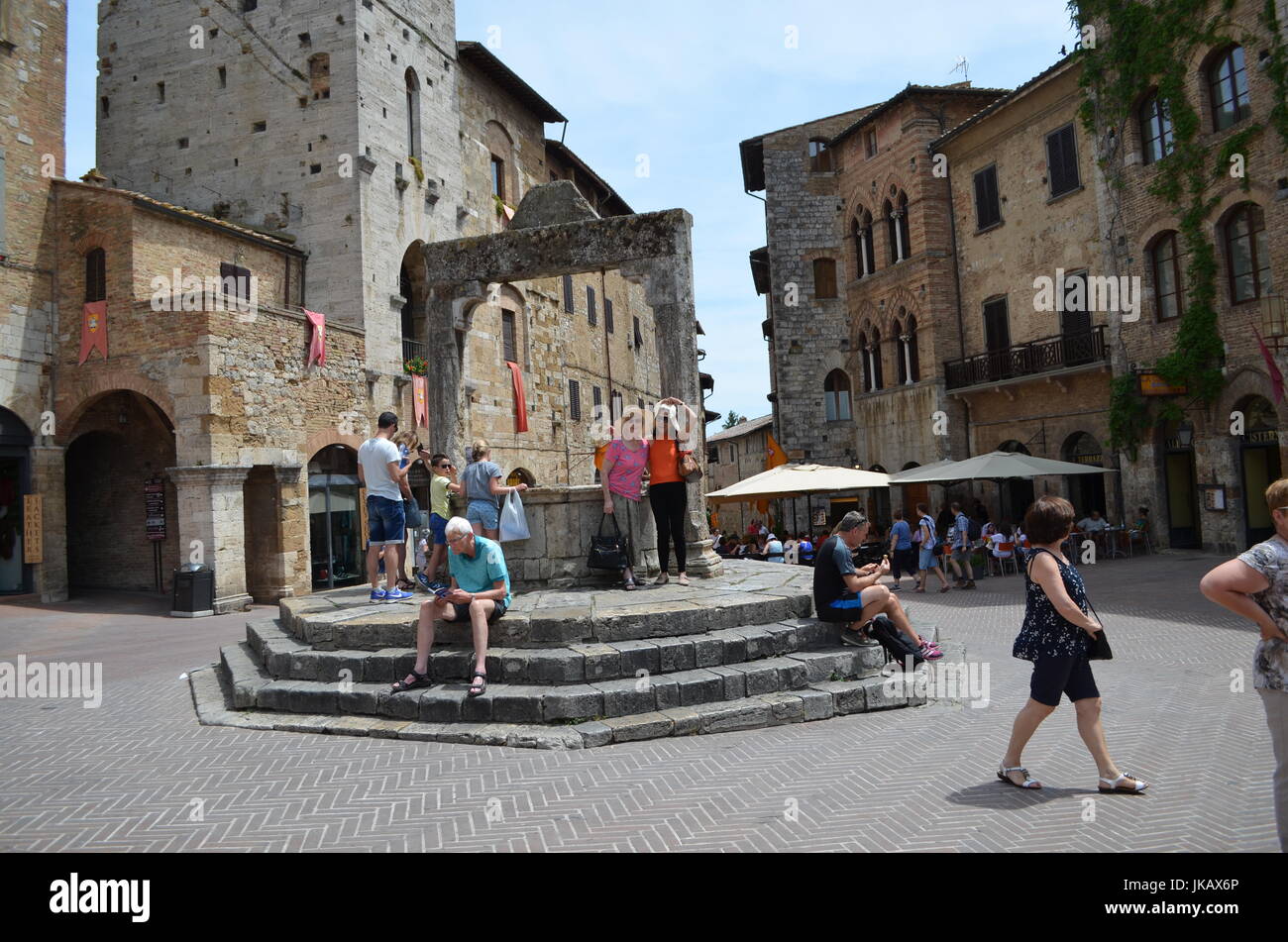 La cisterna in cui le persone fanno un desiderio in San Gimignano,Toscana, Italia. Foto Stock
