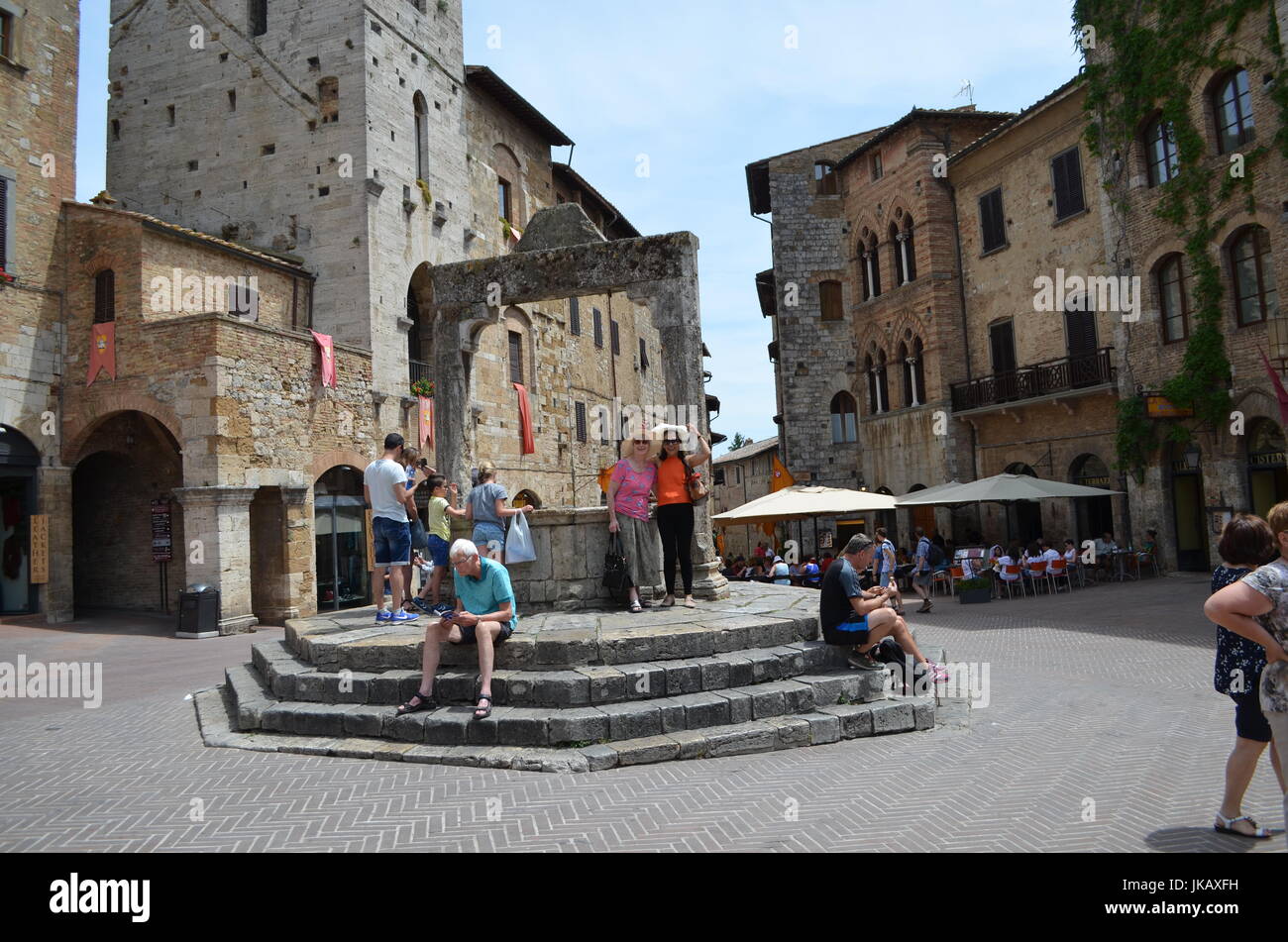 La cisterna in cui le persone fanno un desiderio in San Gimignano,Toscana, Italia. Foto Stock