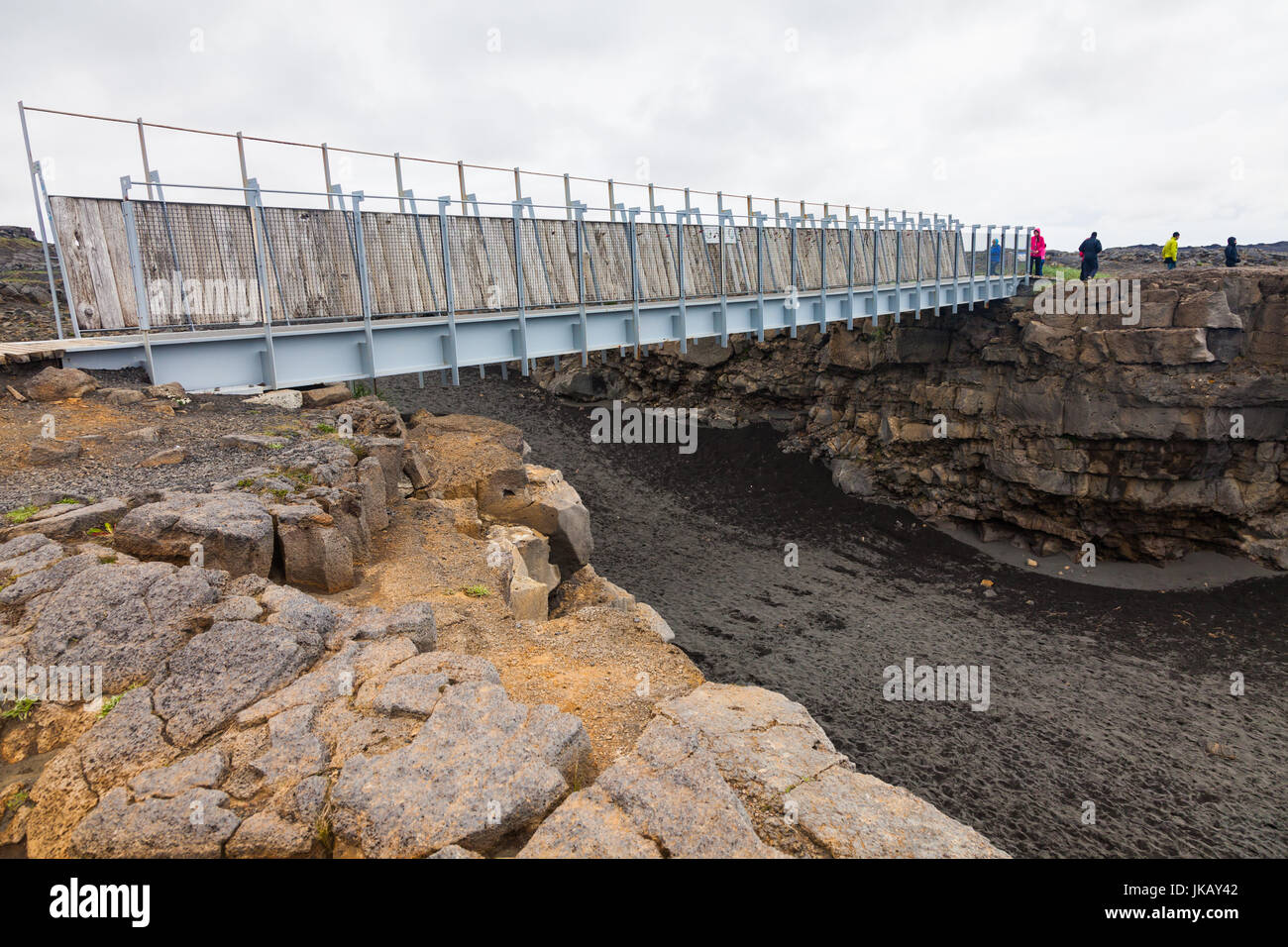 Ponte gettato tra i continenti a metà Ridge atlantico sulla superficie dell'Islanda Foto Stock