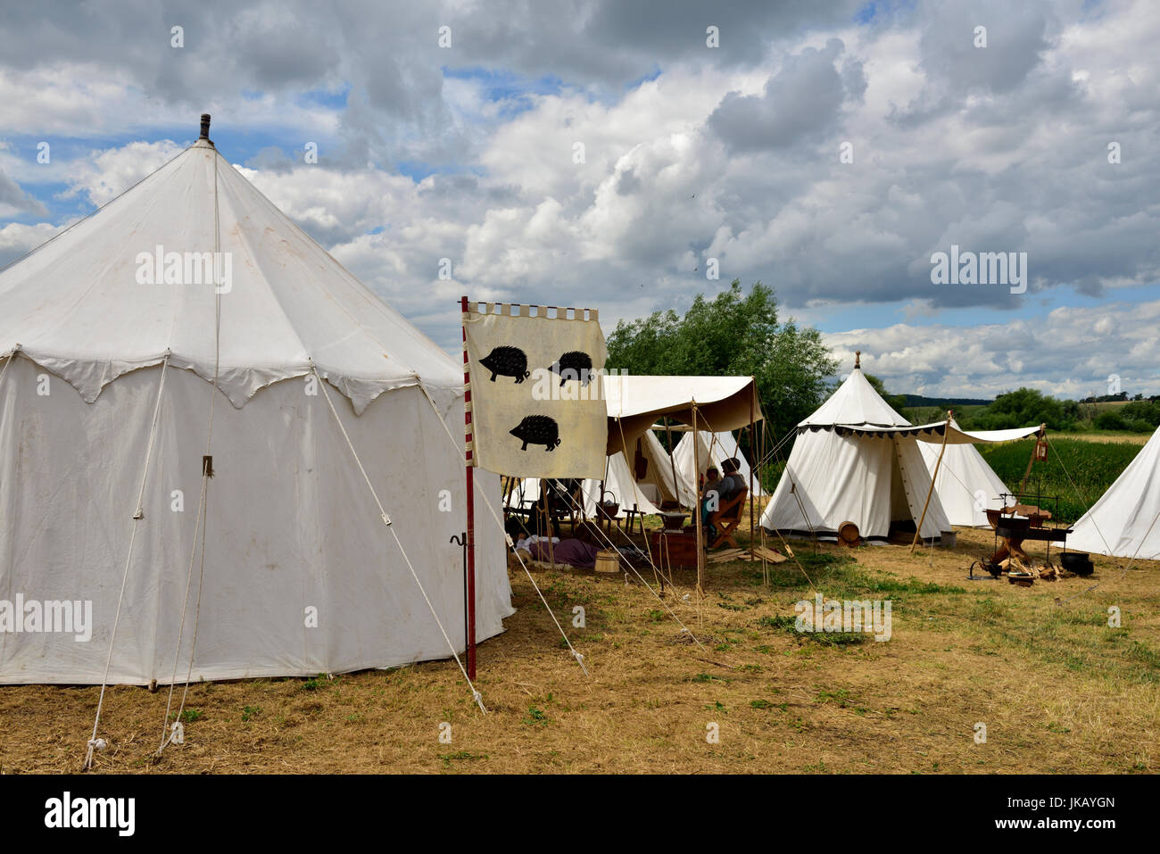 Stile medievale e accampamento militare con tende a Tewkesbury Medieval rievocazione Festival, 2017 Foto Stock
