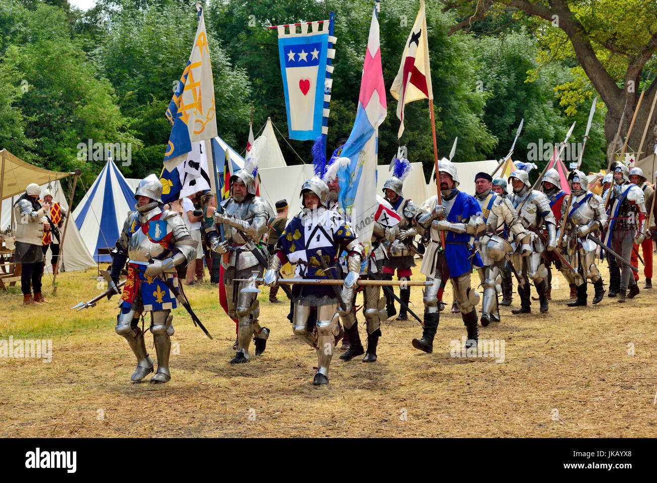 Re-enactors cavalieri in armatura marching, Tewkesbury Festival medievale, 2017 Foto Stock
