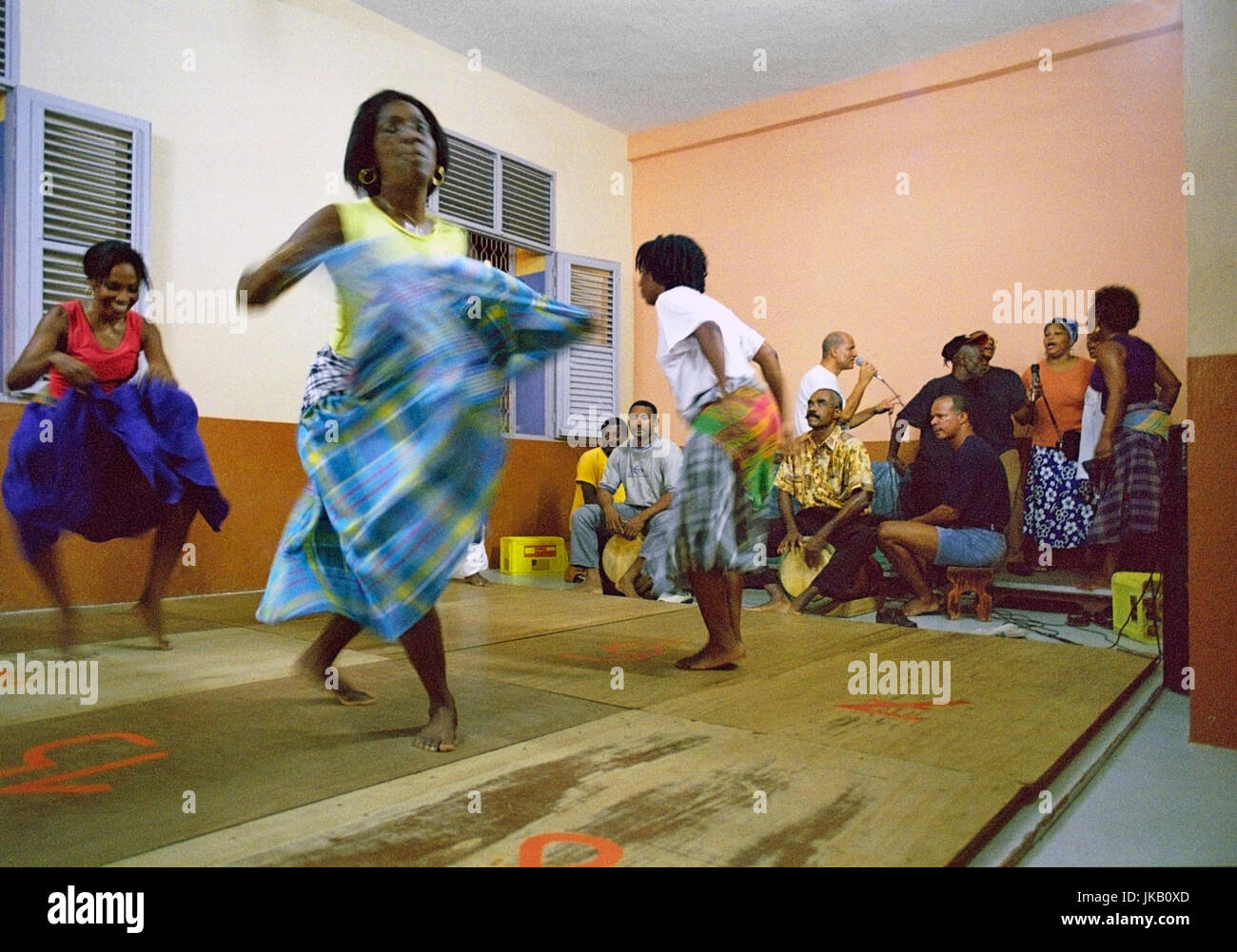 Belle tradizionali ballerini danzano insieme ad una scuola locale nel centro di Fort-de-France. Essi sono parte di un folk dance club che si riunisce una volta alla settimana a da Foto Stock