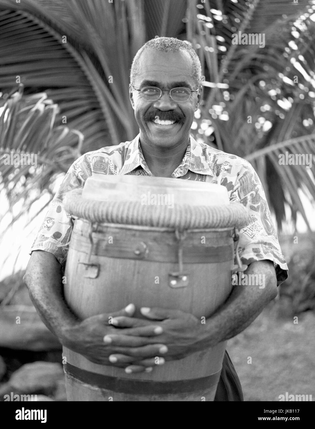 Un Bele batterista avvolge il suo tamburo nella felicità. Fort de France, Martinica. Caraibi. Foto Stock