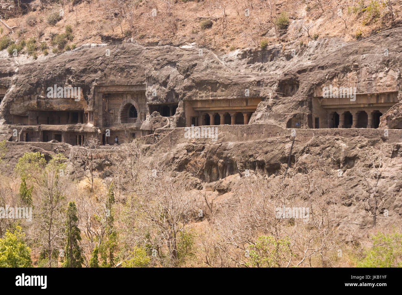 Fila di antico buddista templi di roccia tagliata in scogliera a Ajanta vicino a Aurangabad in India. Ii secolo A.C. al VI secolo D.C. Foto Stock