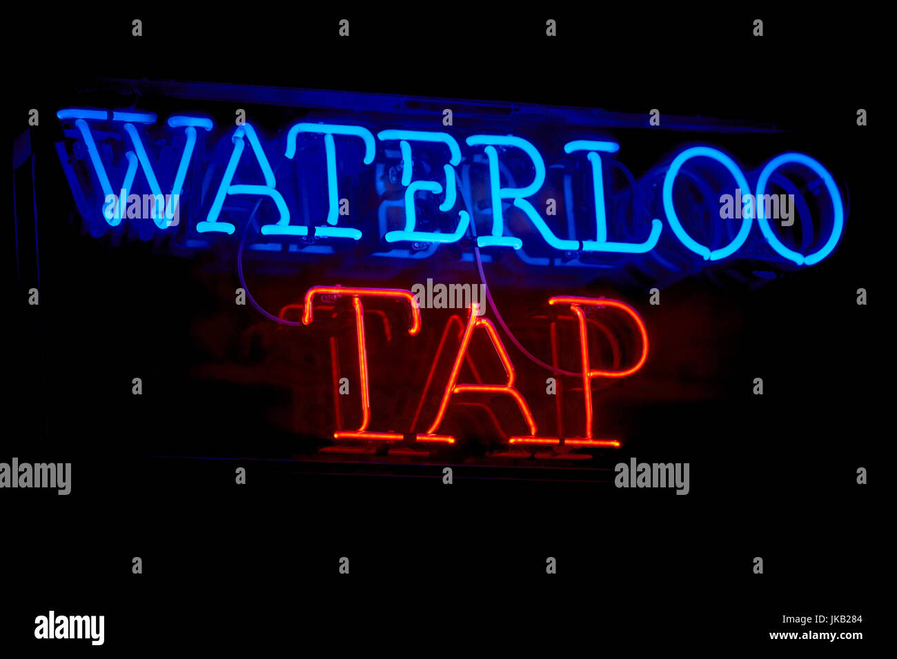 Insegna al neon fuori del rubinetto di Waterloo bar a Waterloo Foto Stock