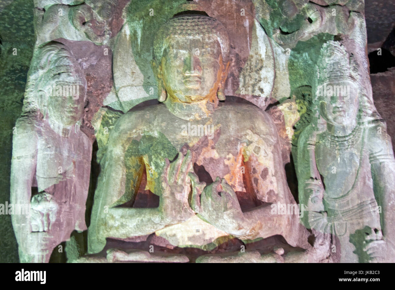 Statua di Budda in una delle molte antiche rocce scolpite grotta buddista templi di Ajanta grotte nei pressi di Aurangabad, India. 5a-6a secolo D.C. Foto Stock