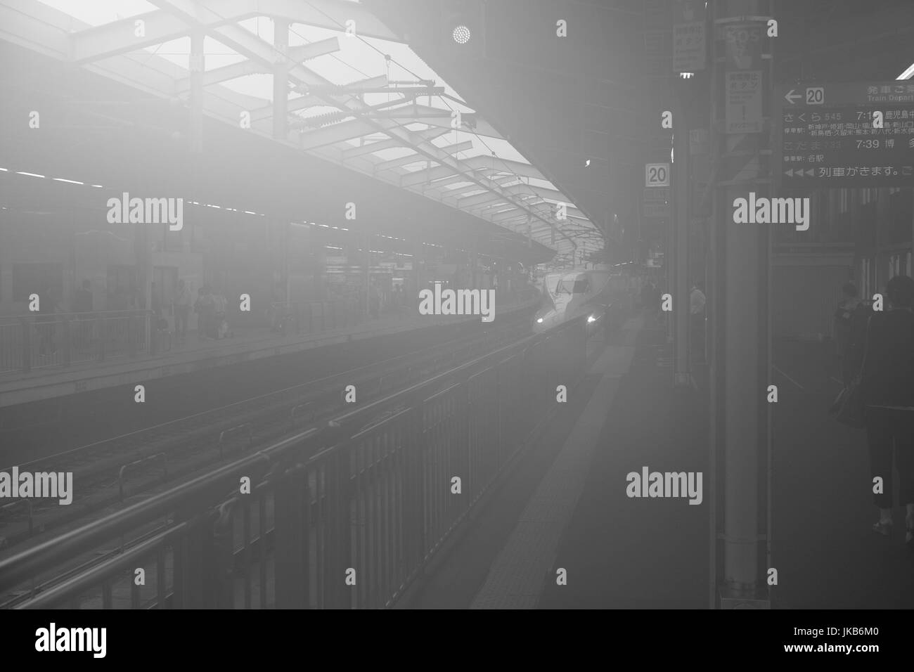 Una nebbiosa stazione ferroviaria Foto Stock