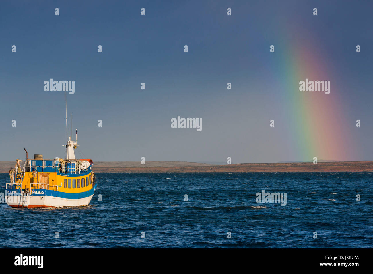 Il Cile, regione di Magallanes, Puerto Natales, Seno Ultima Esperanza Bay, tour in barca con rainbow Foto Stock