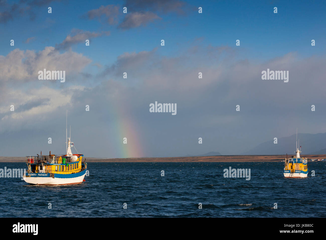 Il Cile, regione di Magallanes, Puerto Natales, Seno Ultima Esperanza Bay, tour in barca con rainbow Foto Stock