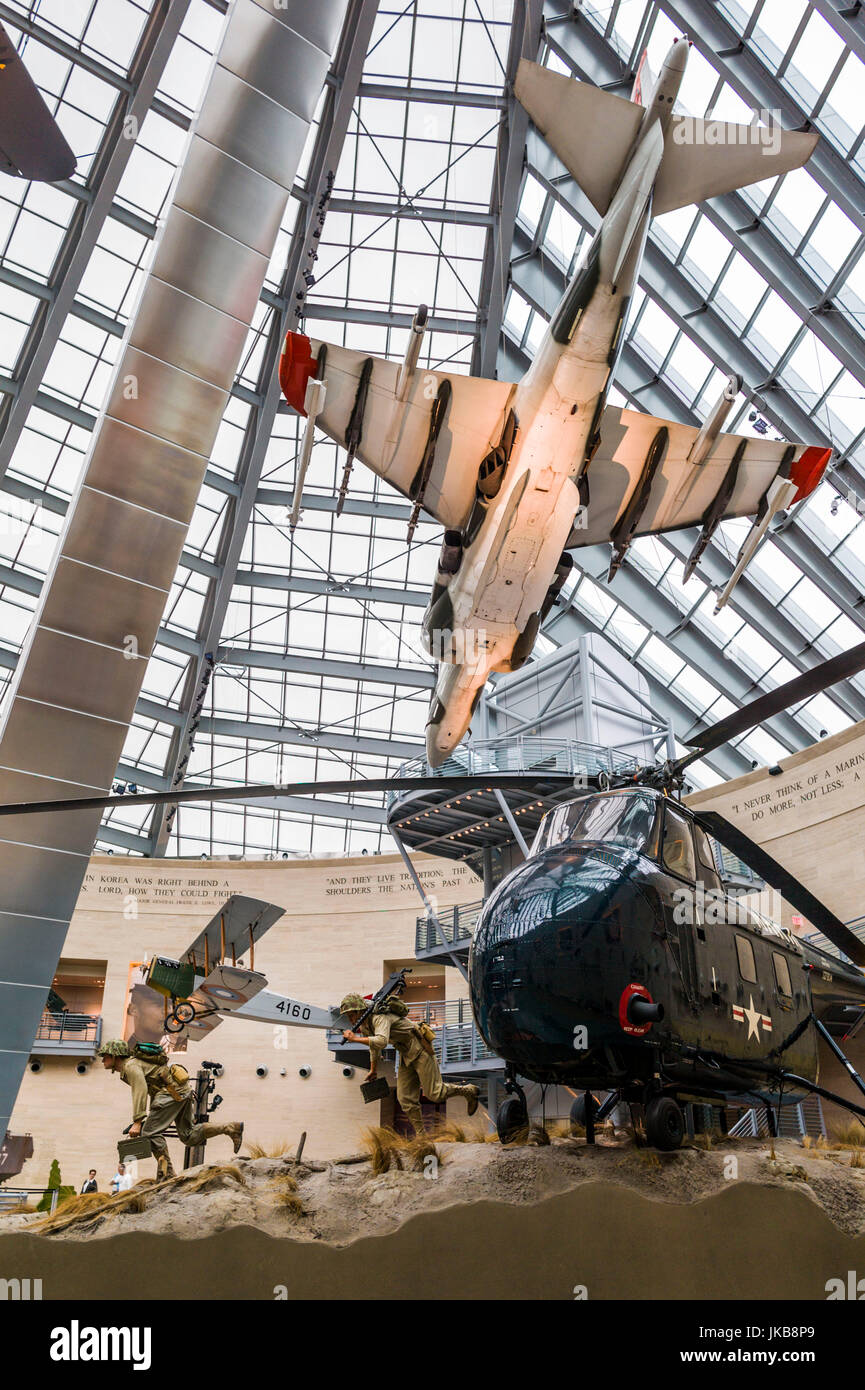 Stati Uniti d'America, Virginia, Triangolo, Museo Nazionale del Marine Corps, diorama con elicottero Sikorsky e Harrier VTOL jet Foto Stock