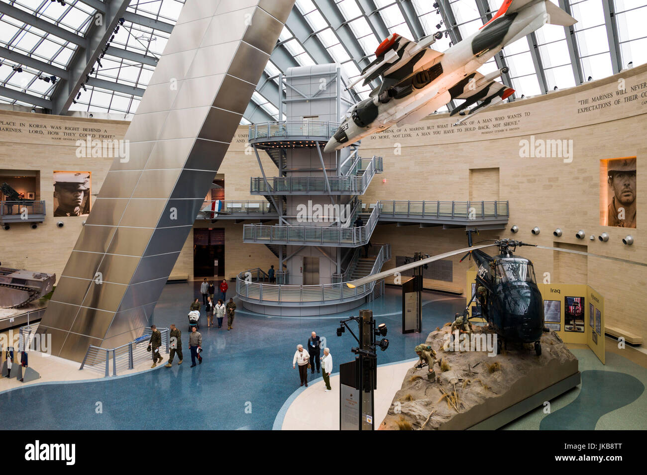 Stati Uniti d'America, Virginia, Triangolo, Museo Nazionale del Marine Corps, diorama con elicottero Sikorsky e Harrier VTOL jet Foto Stock