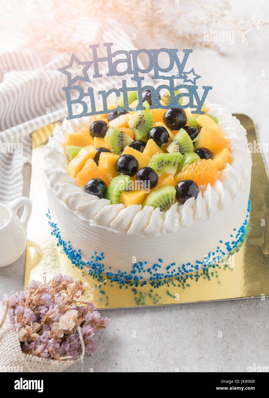 Mix di frutta: Kiwi arancione e uva sulla torta di crema, felice giorno di nascita torta Foto Stock