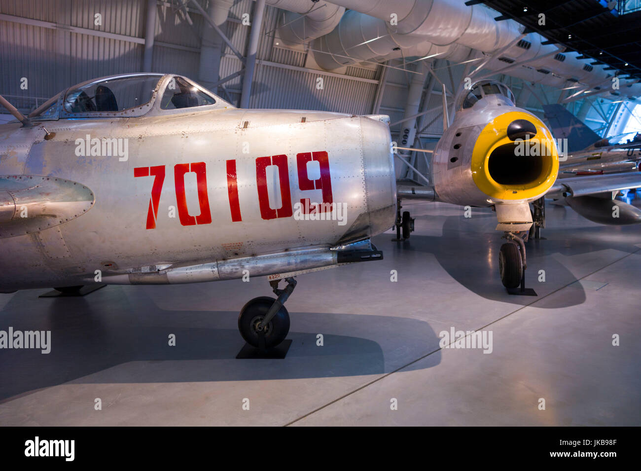 Stati Uniti d'America, Virginia, Herdon, Museo Nazionale dell'aria e dello spazio, Steven F. Udvar-Hazy Center, air museum, Guerra Fredda-ser, Sovietici Mig-17 e noi F-86 Sabre Jet Foto Stock