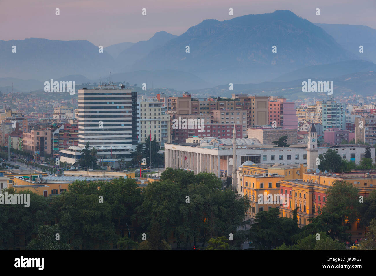 L'Albania, Tirana, vista in elevazione della Piazza Skanderbeg, crepuscolo Foto Stock