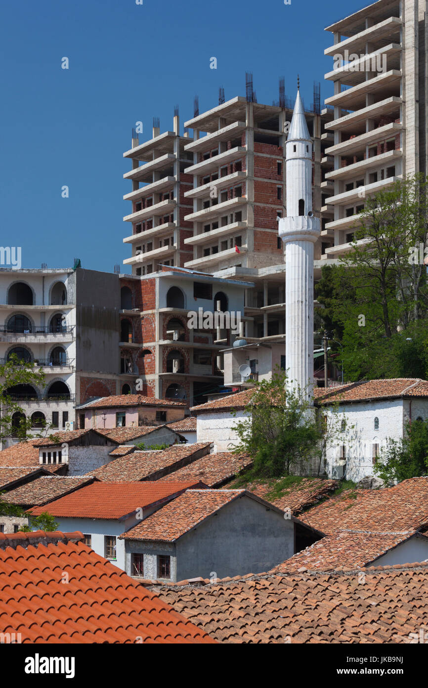 Albania, Kruja, elevati vista città con moschea Foto Stock