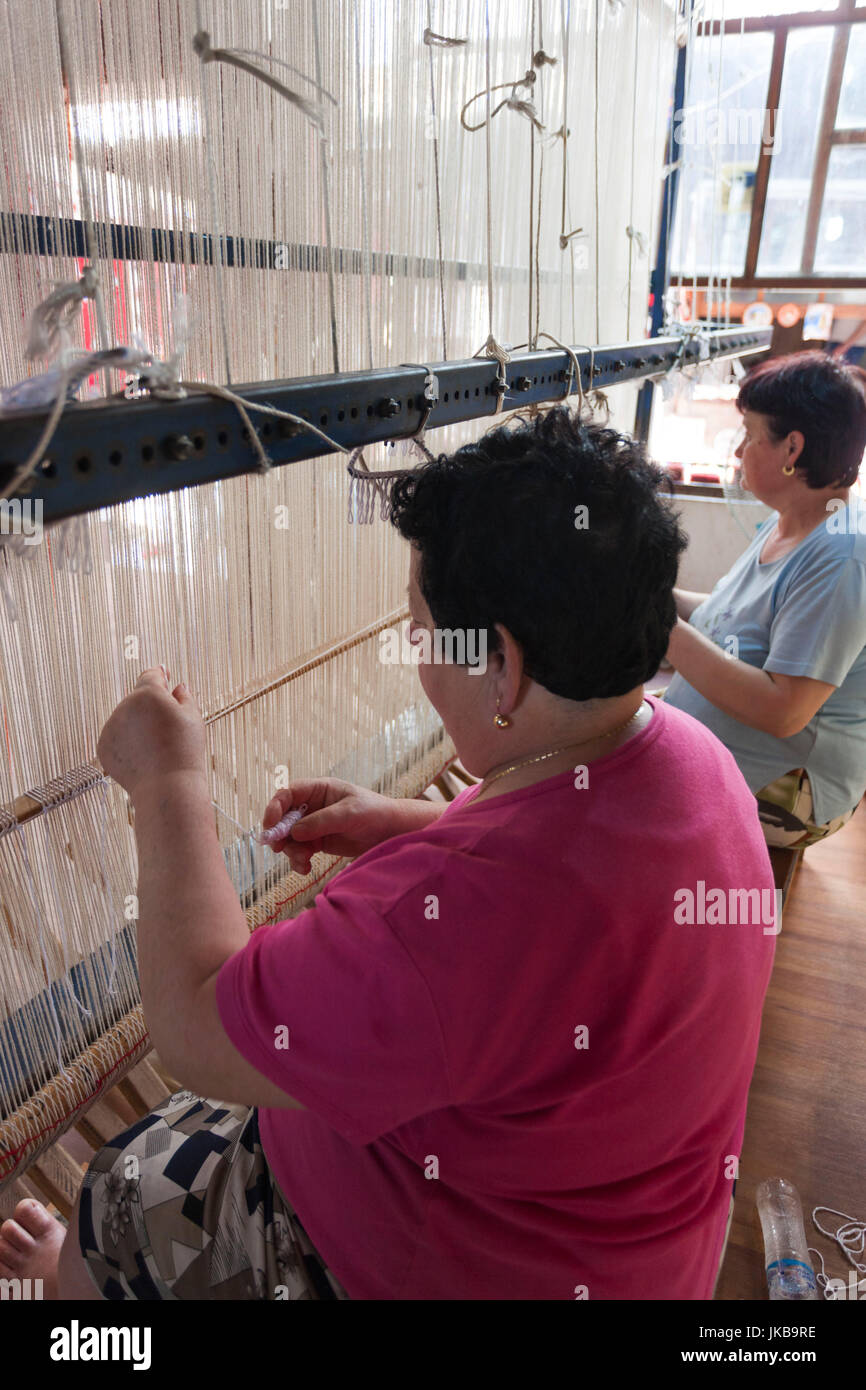 Albania, Kruja, città bazaar, donne la tessitura dei tappeti Foto Stock