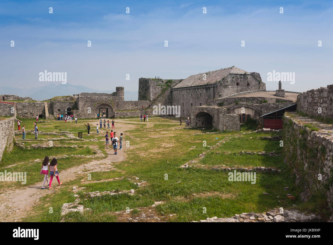 Albania, Shkodra, Castello di Rozafa con i visitatori Foto Stock
