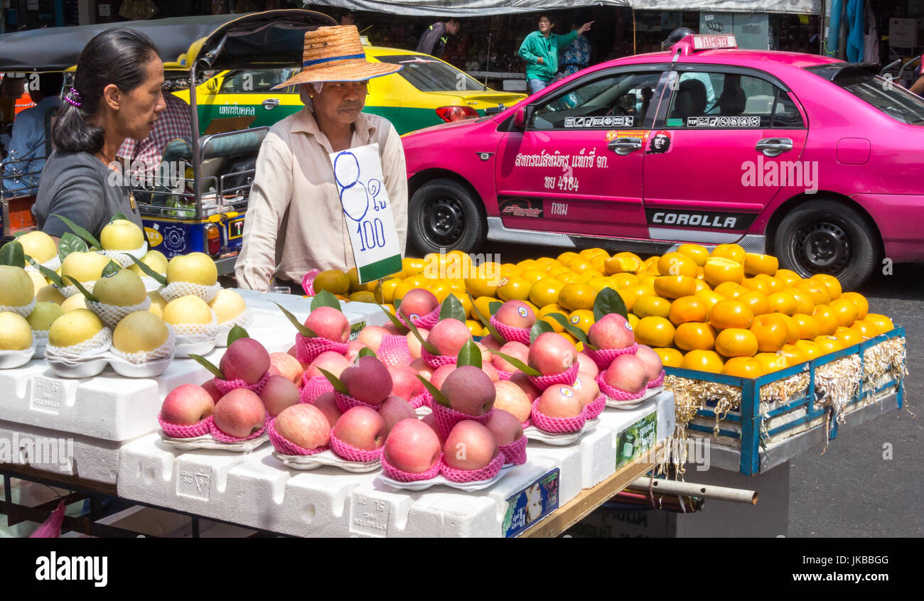 Via i venditori di frutta sulla strada Yaowarat, Chinatown, Bangkok, Thailandia Foto Stock