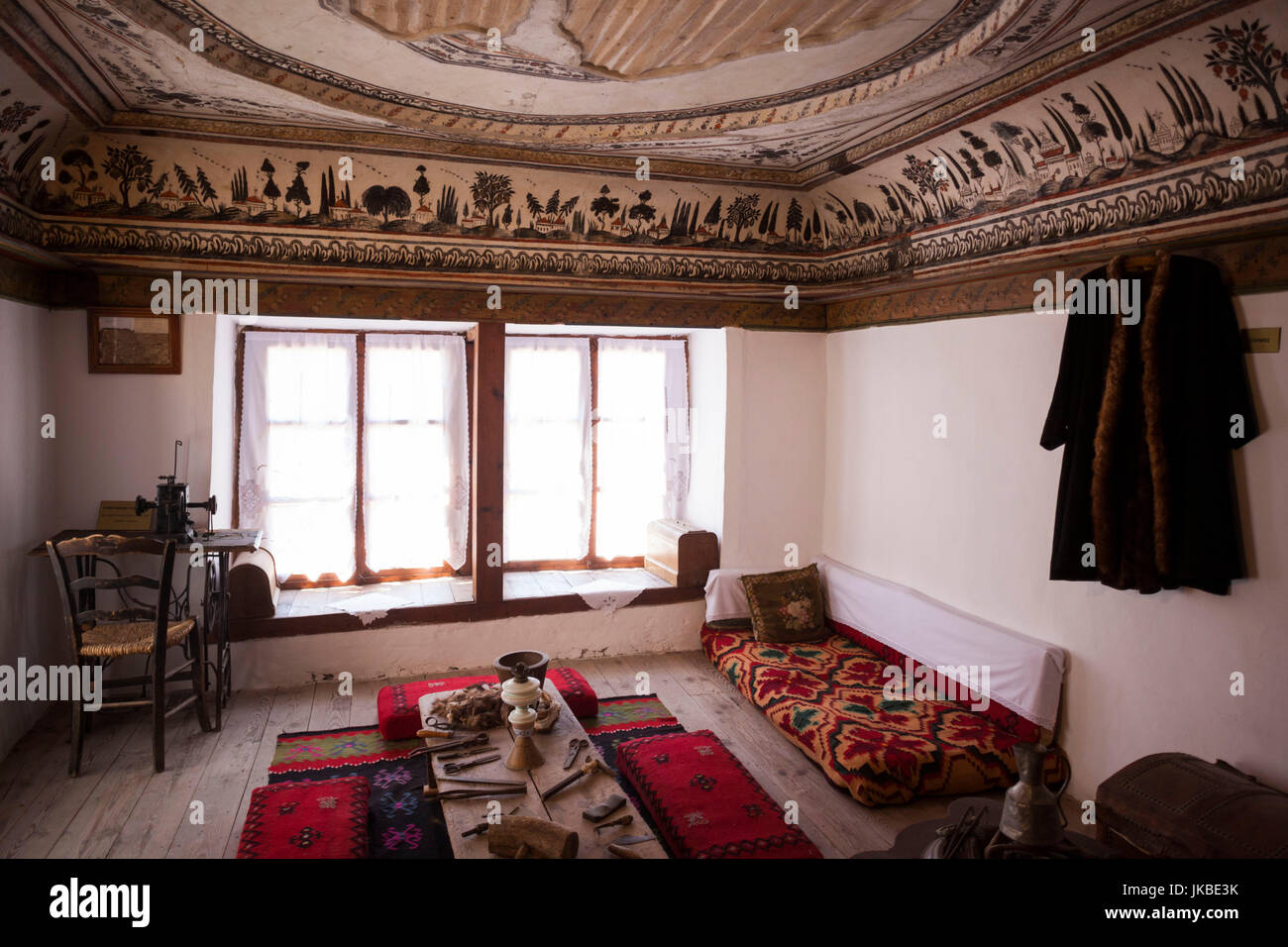 La Grecia, Macedonia occidentale Regione, Kastoria, Kastorian Museo del Folklore, alloggiato nel XV secolo la casa che appartenne alla famiglia Aivazis, soggiorno con cappotto fatto di Kastorian beaver Foto Stock