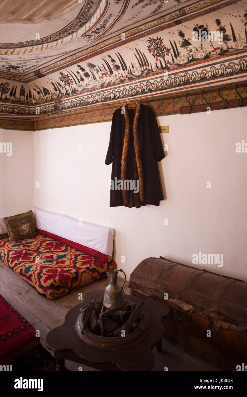 La Grecia, Macedonia occidentale Regione, Kastoria, Kastorian Museo del Folklore, alloggiato nel XV secolo la casa che appartenne alla famiglia Aivazis, soggiorno con cappotto fatto di Kastorian beaver Foto Stock