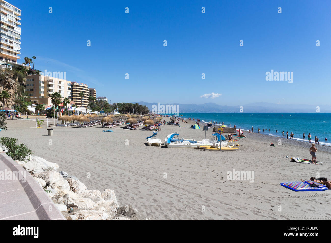 Spiaggia di Carihuela, Torremolinos, Spagna su una calda e soleggiata giornata. Foto Stock