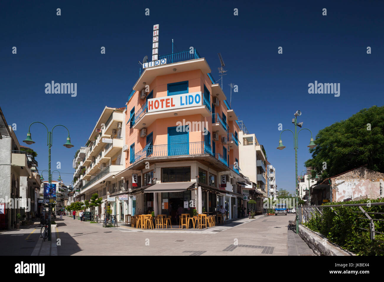 La Grecia, Regione di Tessaglia, Larissa, edifici lungo la zona pedonale di Venizelou Street Foto Stock