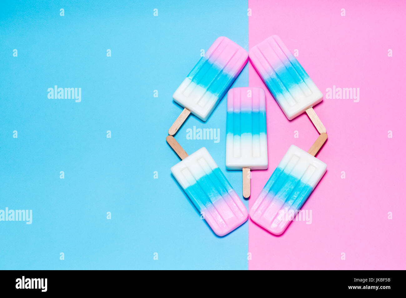Il gelato in rosa e sfondo blu, il fuoco selettivo Foto Stock