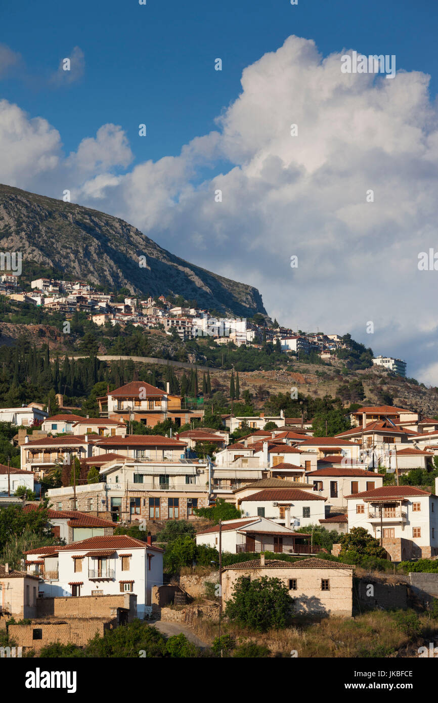 Grecia Grecia Centrale Regione, Chriso, vista città con Delphi, tardo pomeriggio Foto Stock