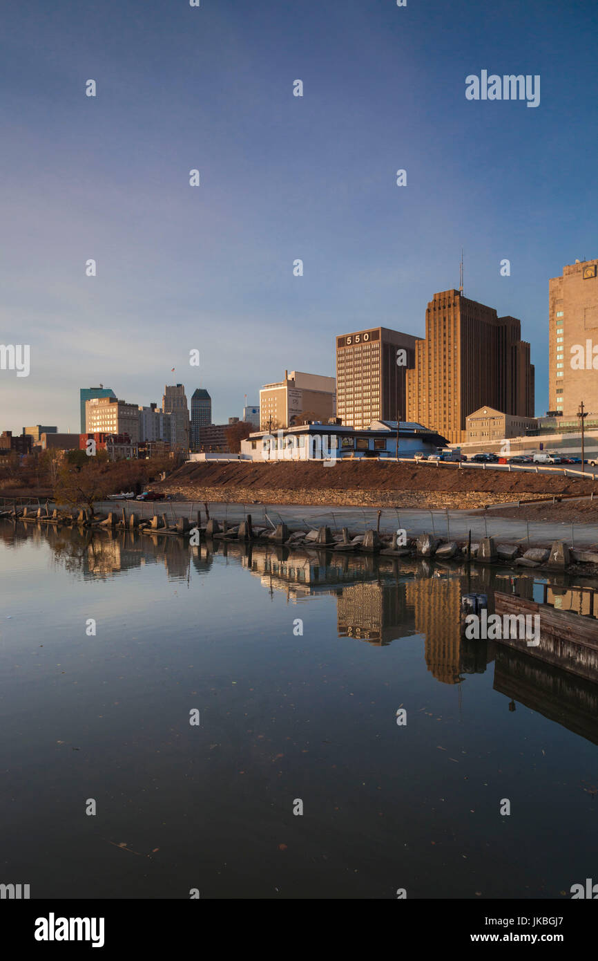 Stati Uniti d'America, New Jersey Newark, skyline della città dal fiume Passaic, alba Foto Stock