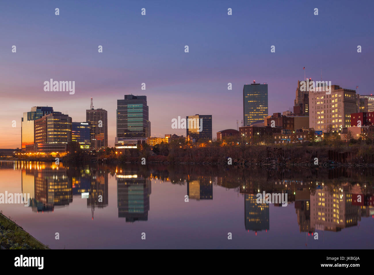Stati Uniti d'America, New Jersey Newark, skyline della città dal fiume Passaic, alba Foto Stock