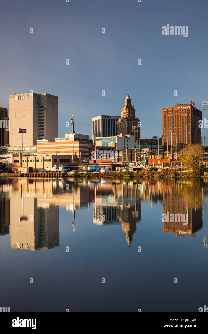Stati Uniti d'America, New Jersey Newark, skyline della città dal fiume Passaic, mattina Foto Stock