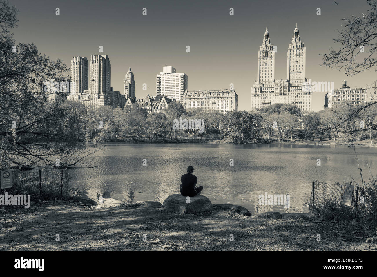 Stati Uniti d'America, New York New York City Central Park, Upper West Side edifici dal lago, autunno Foto Stock