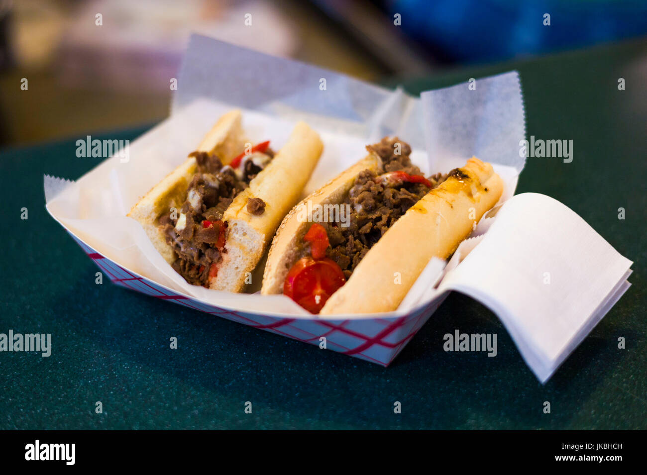 Stati Uniti d'America, Pennsylvania, Philadelphia, Reading Terminal Market, mercato alimentare interno, sandwich cheesesteak Foto Stock