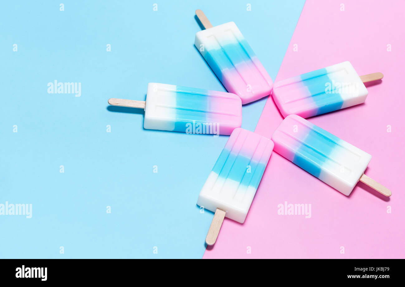 Il gelato in rosa e sfondo blu, il fuoco selettivo Foto Stock
