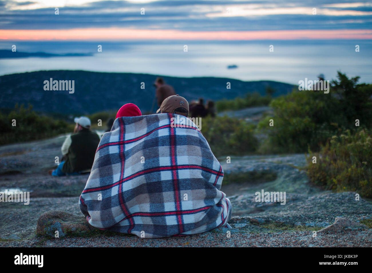 Stati Uniti d'America, Maine, Mt. Isola deserta, Parco Nazionale di Acadia, Cadillac Mountain, elev.1530 piedi, visitatori all'alba, NR Foto Stock