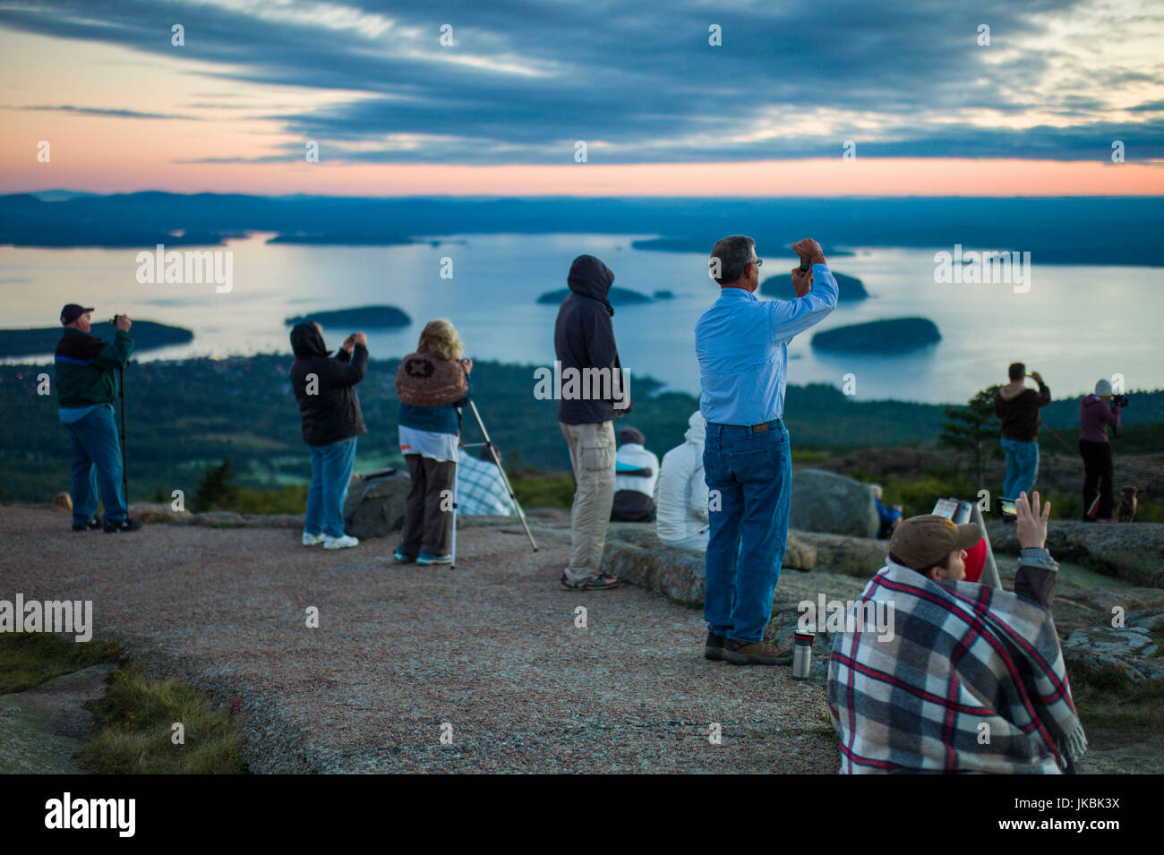 Stati Uniti d'America, Maine, Mt. Isola deserta, Parco Nazionale di Acadia, Cadillac Mountain, elev.1530 piedi, visitatori all'alba, NR Foto Stock