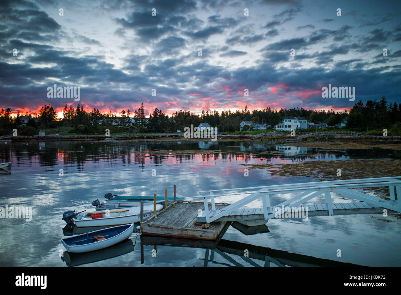 Stati Uniti d'America, Maine, Newagen, Sunset Harbour View dalla cornuti isole Foto Stock