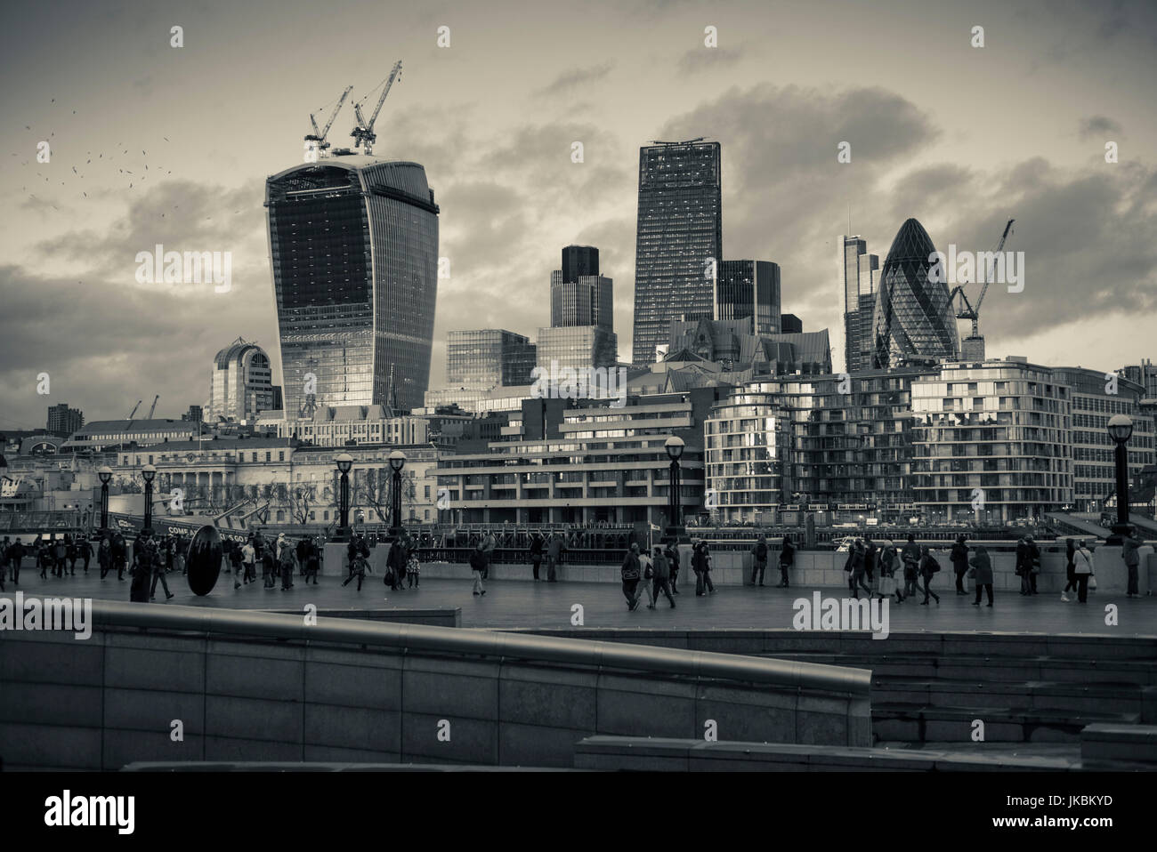 Inghilterra, Londra, grattacieli della città dal fiume Thames, crepuscolo Foto Stock