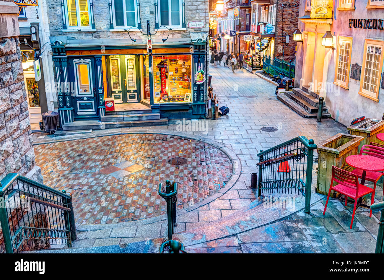 La città di Quebec, Canada - 31 Maggio 2017: Colorful strada acciottolata durante ore blu da inferiore città vecchia strada chiamata Rue du Petit Champlain su Escalier Ca Foto Stock