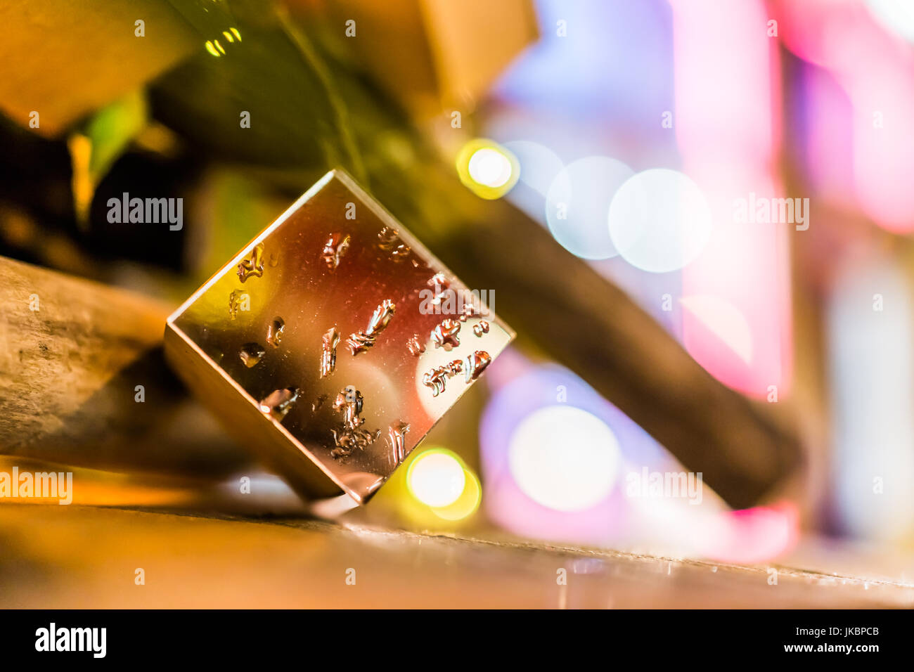 Macro closeup del cubo di vetro decorazione a specchio di notte con bokeh sfondo illuminato sulla strada europeo Foto Stock