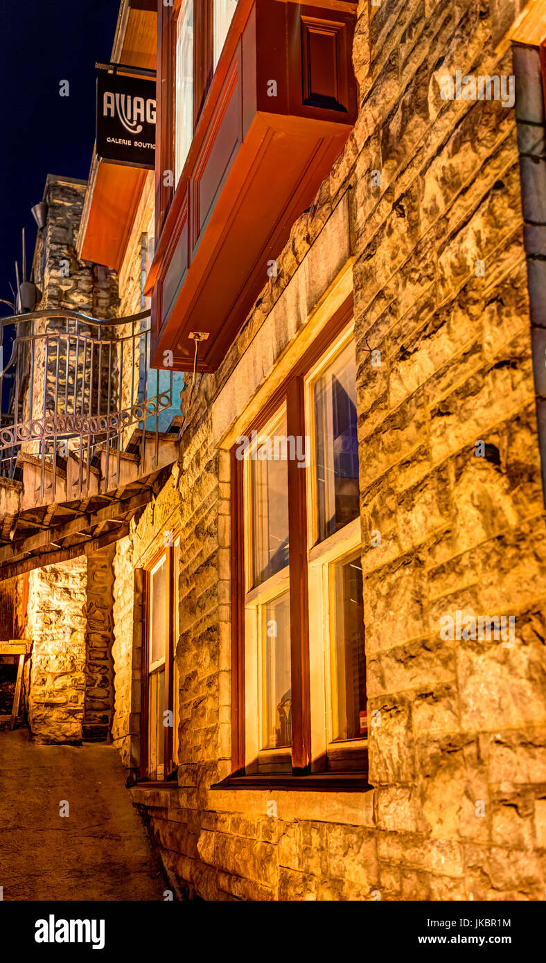 La città di Quebec, Canada - 31 Maggio 2017: Closeup di scale o di passaggi per abbassare città vecchia strada chiamata Rue du Petit Champlain dai negozi e ristoranti di notte Foto Stock
