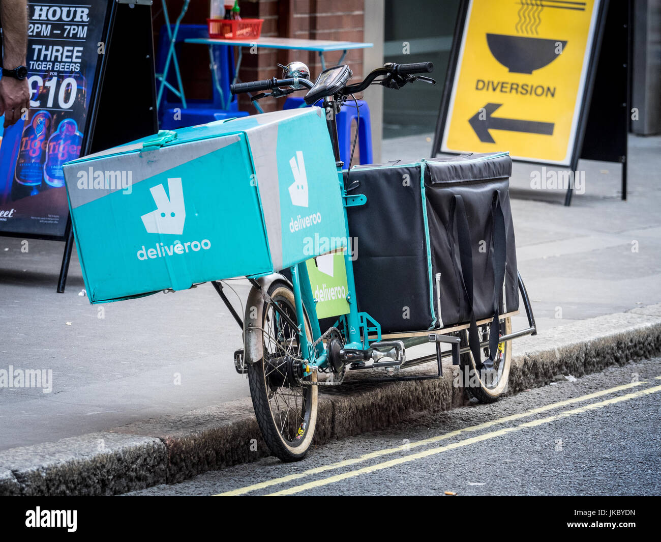 Deliveroo Cargo Bike - un cibo Deliveroo corriere consegna cargo bike parcheggiata fuori un restaturant nel central London REGNO UNITO Foto Stock