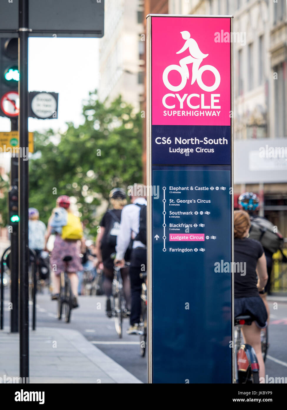 Il superhighway di ciclo di CS-6 CS6 - ciclisti su CS6 Superhighway ciclo nel centro di Londra Foto Stock