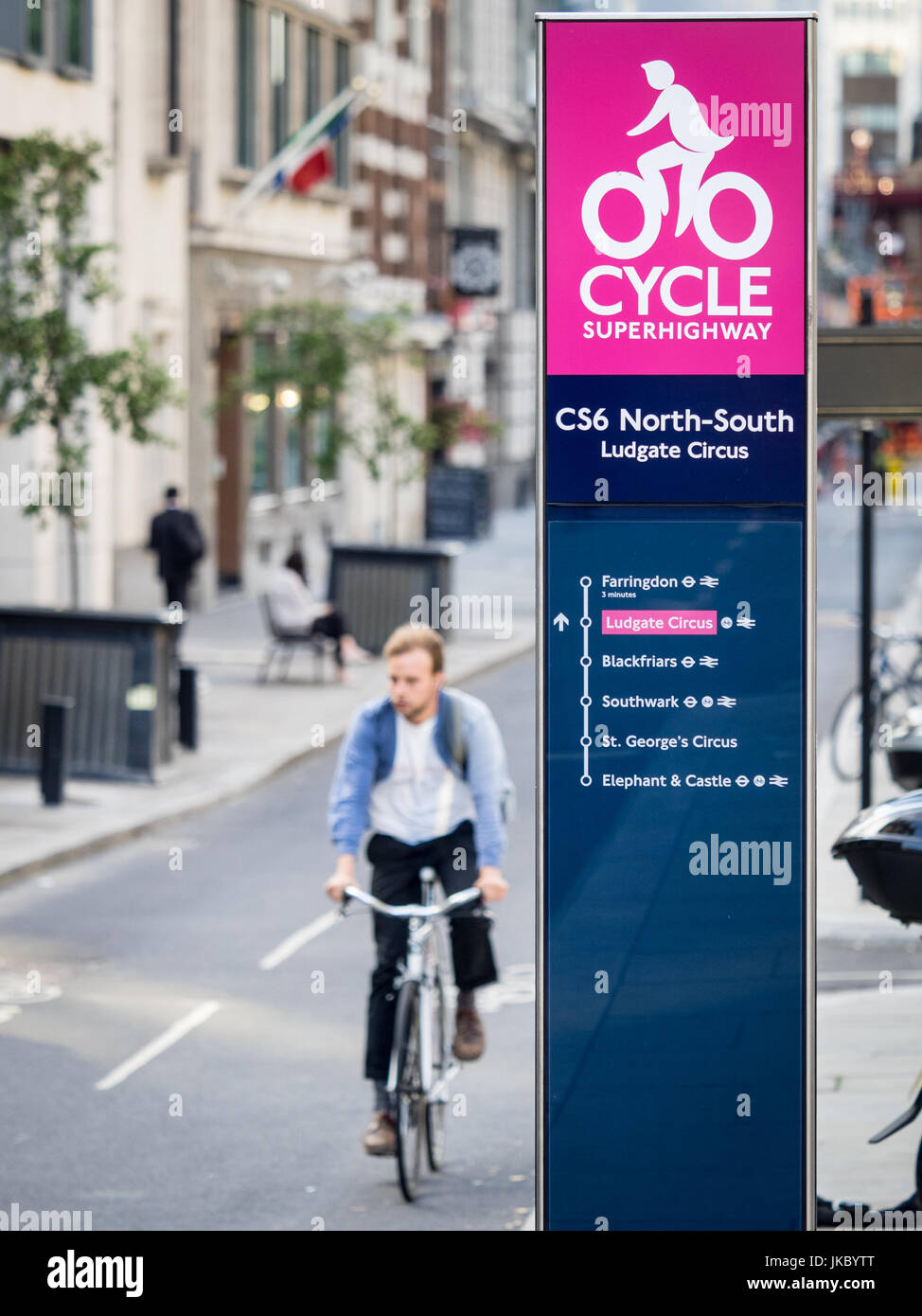 Il superhighway di ciclo di CS-6 CS6 - ciclisti su CS6 Superhighway ciclo nel centro di Londra Foto Stock