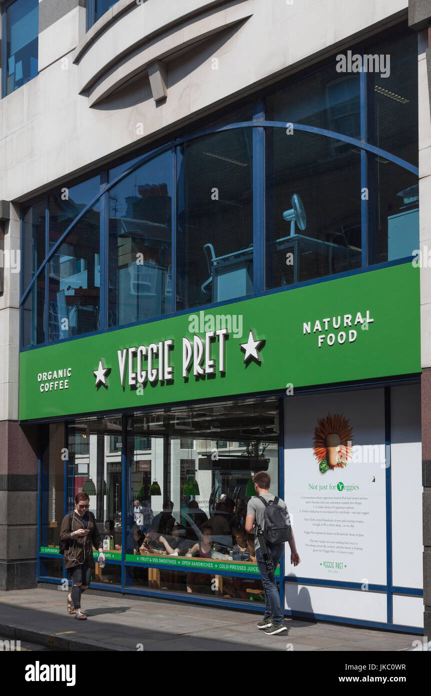 Finestra laterale del Veggie Pret, il braccio vegetariana del pret a Manger catena, in Soho, Londra, Regno Unito. I pedoni sono passanti e i clienti sono all'interno. Foto Stock