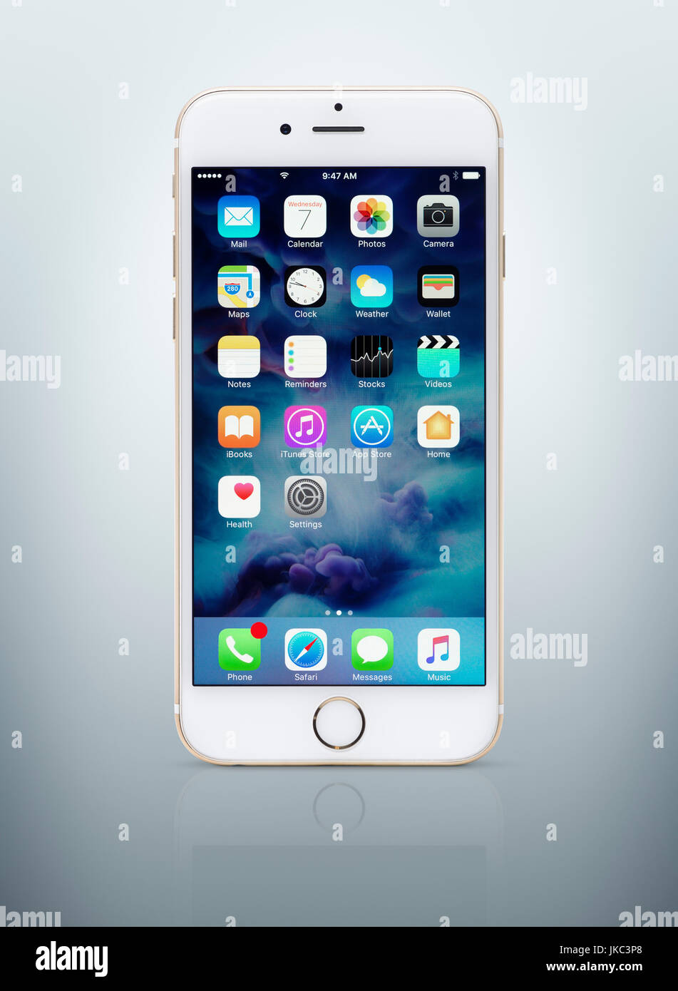 Oro bianco Apple iPhone 6 6s con le icone del desktop sul suo  visualizzatore isolati su fondo azzurro con tracciato di ritaglio Foto  stock - Alamy