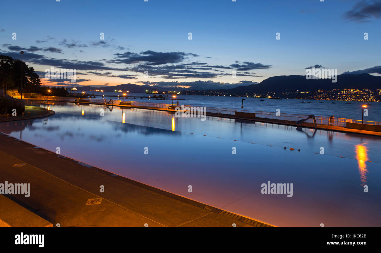 Burrard Inlet Pacific Northwest Sunset Horizon Landscape and Kits Saltwater Swimming Pool on Kits Beach, Vancouver BC Canada Foto Stock